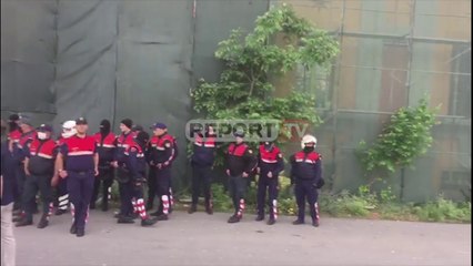 Aktivistët para bashkisë së Tiranës: Turp, qeveri e krimit, shporruni!