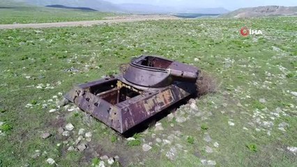 Dağ ortasında çürümeye terk edilmiş askeri tanklar görenleri hayrete düşürüyor