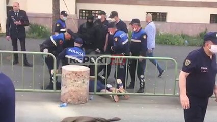 Report TV - Policët shtrijnë në tokë dhe shoqërojnë analistin Alfred Lela