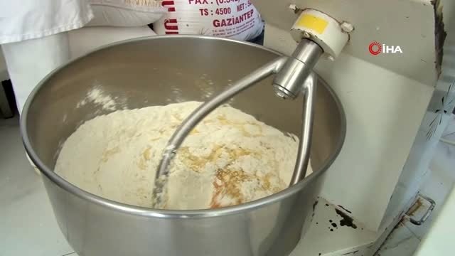 Güllaç ve Sütlü Nuriye'den etkilenip soğuk baklava üretti, şimdi siparişlere yetişemiyor