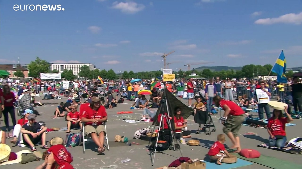 'Pandemie der Lügen' - Tausende in Europa gegen Corona-Vorschriften
