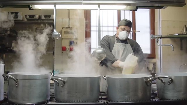 تقديرا لمساعدتهم مرضى كورونا.. وجبات مجانية للأطباء والممرضين بمقاطعة برغامو الإيطالية