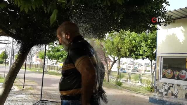 Sıcaktan bunalan vatandaş hortumla serinledi