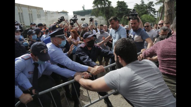 Report TV - Momentet e përplasjeve, një polic i plagosur e 37 persona të shoqëruar për teatrin