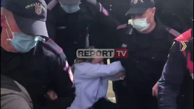Report TV - Tension dhe shtyrje, Albana Vokshi përfundon në këmbët e policëve
