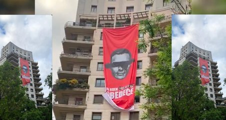 Despliegan una pancarta gigante con Pedro Sánchez como el Gran Hermano de Orwell