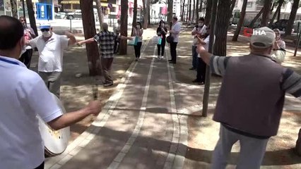 Sokağa çıkan 65 yaş üstü vatandaşlar orkestra eşliğinde kurtlarını döktü