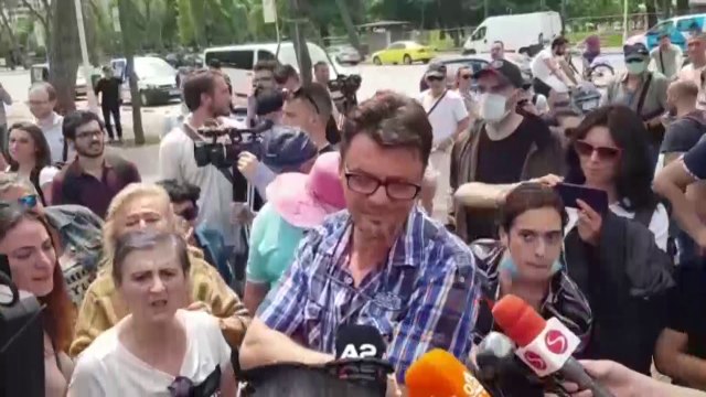Ora News - Lirohet aktori Neritan Liçaj dhe i bashkohet grupit të protestës
