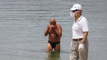 65 Yaş üstü Kadıköy'de denize girdi, yürüyüş yaptı