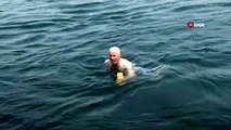 Yaşıtları sokağa, o denize koştu... 66 yaşında iznini denizde yüzerek geçiriyor
