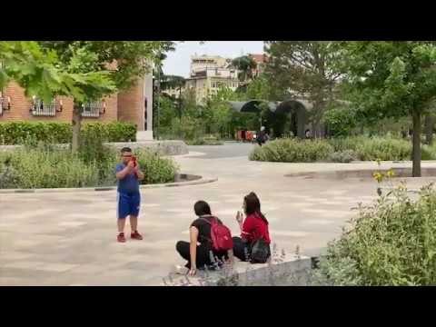 Dy anët e Tiranës/ Tek teatri dhunë e protestë, në qendër qetësi dhe gëzim fëmijësh