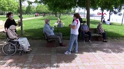 Kadıköy'de 65 yaş üstü bazı vatandaşlar, izin saatlerinde denize girdiler