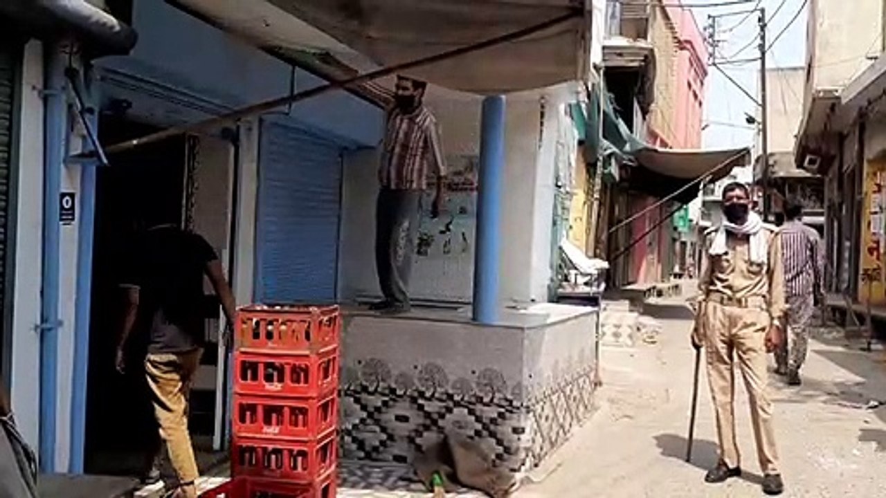 डीएम के आदेश पर व्यापारियों ने प्रतिष्ठानों की साफ सफाई