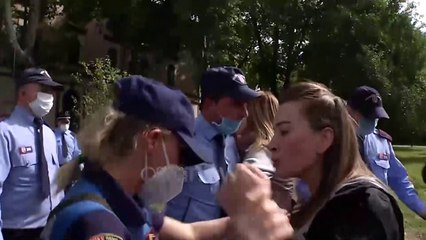 Ora News - Sërish përplasje te Teatri, policia shoqëron Kërpaçin dhe Braimllarin