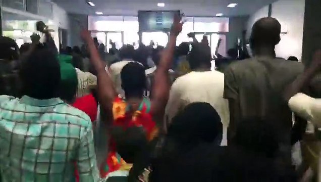 KEMI SEBA RELAXÉ: MOMENT DE FOLIE La salle d'audience du tribunal de Dakar a vibré à l'annonce de la relaxe de Kémi Seba. Voici l'article revenant sur les faits >> negronews.fr/%e2%80%8bkemi-seba-et-bentaleb-sow-relaxes-par-la-justice-senegalais