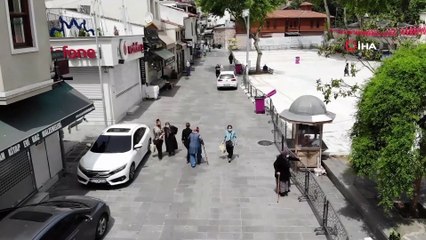 65 Yaş Üstü Vatandaşlar Vakitlerini Camii Avlusunda Geçiriyor