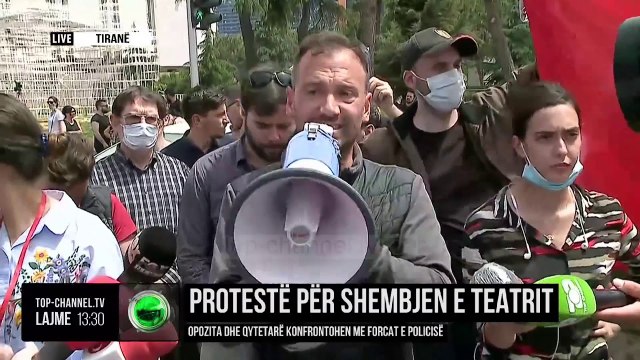 Protestë për shembjen e Teatrit/ Opozita dhe qytetarë konfrontohen me forcat e policisë