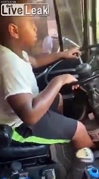 A 12 ans il conduit un camion !