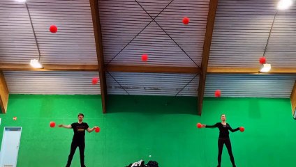 Ils jonglent en 3D dans les airs !