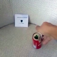 Aucun liquide ne rentre dans ce tissu : démonstration avec du coca sur un fauteuil !