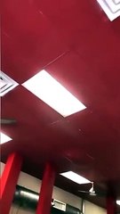 Cette femme tombe du plafond dans un restaurant !