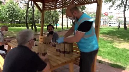 Kağıthane'de yaşlılara Ramazan Bayramı öncesi lokum hediyesi