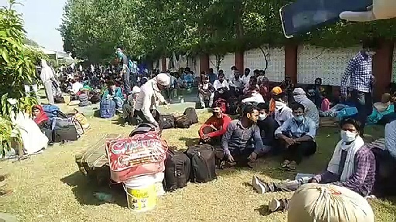 प्रवासी मजदूर बोले अभी जाना है घर, बाद में देखेंगे जाएंगे या नहीं