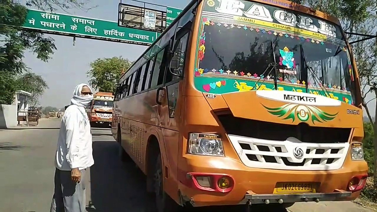 प्रवासी मजदूर किराया देकर प्राइवेट बसों से जा रहे हैं अपने घर