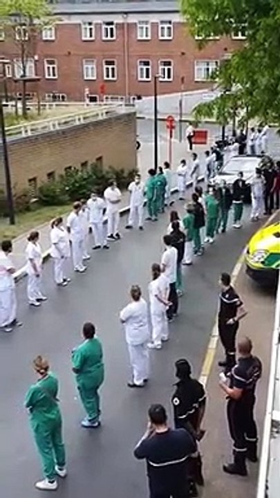 Sağlık çalışanları sırtını dönerek Belçika Başbakanı Wilmes’i protesto etti!