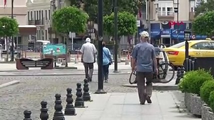 Çanakkalede 65 yaş ve üzeri sahilde yürüyüş yaptı