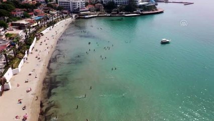 Kuşadası'nda denize sosyal mesafe kurallarına uyularak giriliyor