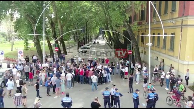 Pamjet me dron! Çfarë po ndodh te protesta e opozitës që është ulur këmbëkryq