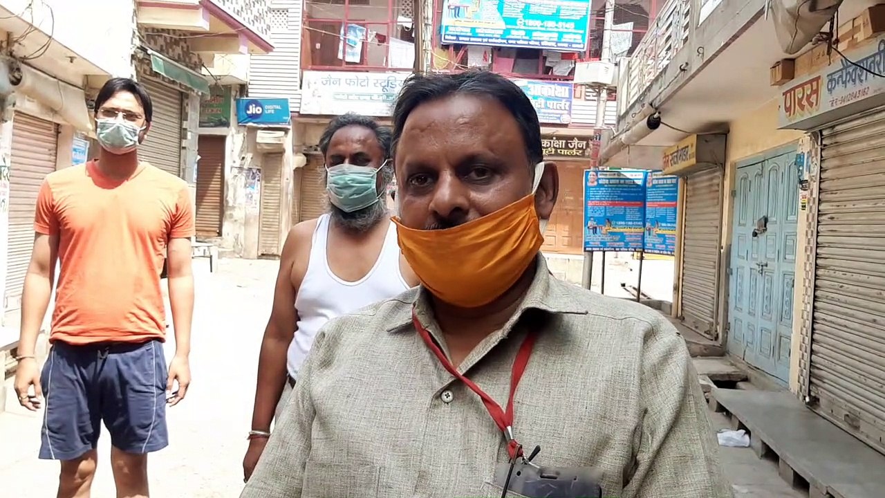 साफ-सफाई  करने के लिए 4 घंटे खुली दुकाने, भावुक हुए व्यापारी