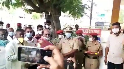 கைகளை சுத்தம் செய்யும் தானியங்கி கிருமி நாசினி இயந்திரம்.. புதுச்சேரி இளைஞர்கள் அசத்தல்  - வீடியோ