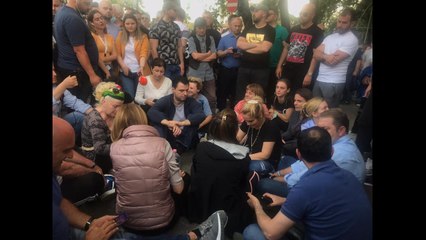 Basha mbërrin te protesta, ulet këmbëkryq në rrugë me Kryemadhin: Qytetarët të vijnë këtu