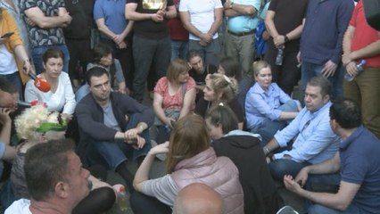 LIve / Basha këmbëkryq me popullin: Zemërimi po fryhet, qytetarët të derdhen sonte në rrugët e Tiran