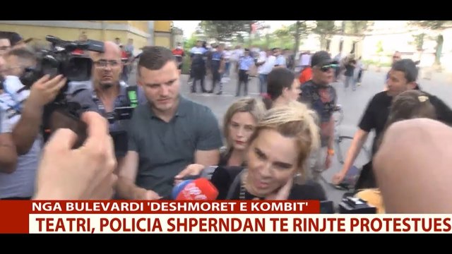 Kryemadhi rikthehet në protestë, ulët në mes të rrugës, 'sulmon' shoqërinë civile dhe OJF