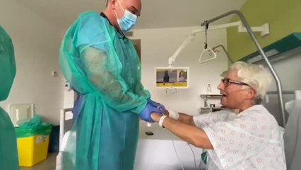 Emocionado reencuentro de una enferma de Covid-19 con su médico de la UCI