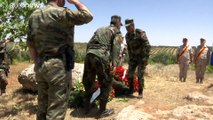 فيديو: قُتل في سوريا.. نصبٌ تذكاري لطيار روسي أسقطت طائرته في إدلب