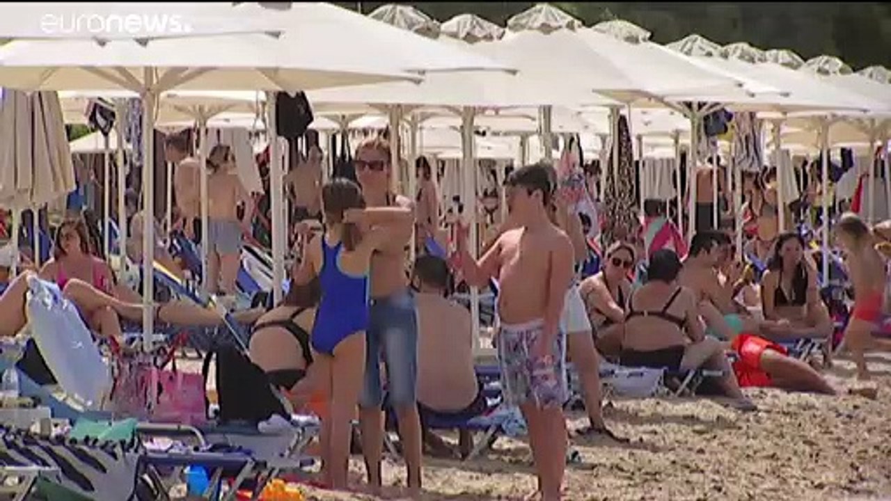 «Βούλιαξαν» οι παραλίες σε Αθήνα και Θεσσαλονίκη