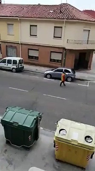 #SóloVídeos ¡Fantástico! Un hombre se planta en medio de la calle megáfono en mano y suelta todas las verdades del gobierno