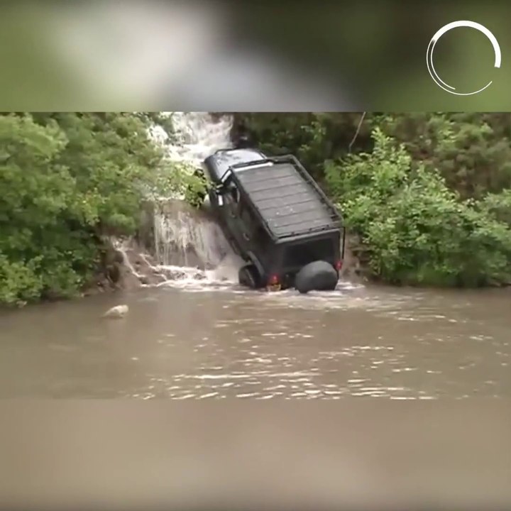 Ce 4x4 tente de grimper une chute d'eau... pas si simple