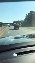 Ce petit camion transporte 2 voitures sur une remorque... Risqué