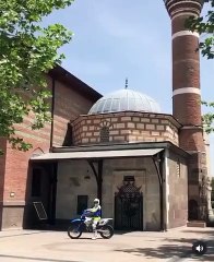 Mansur Yavaş'ın yakın adamından cami önünde büyük saygısızlık!