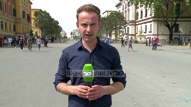 Shembet godina e Teatrit/ Shoqërohen artistë dhe ish deputetë të opozitës, konfrontime me policinë