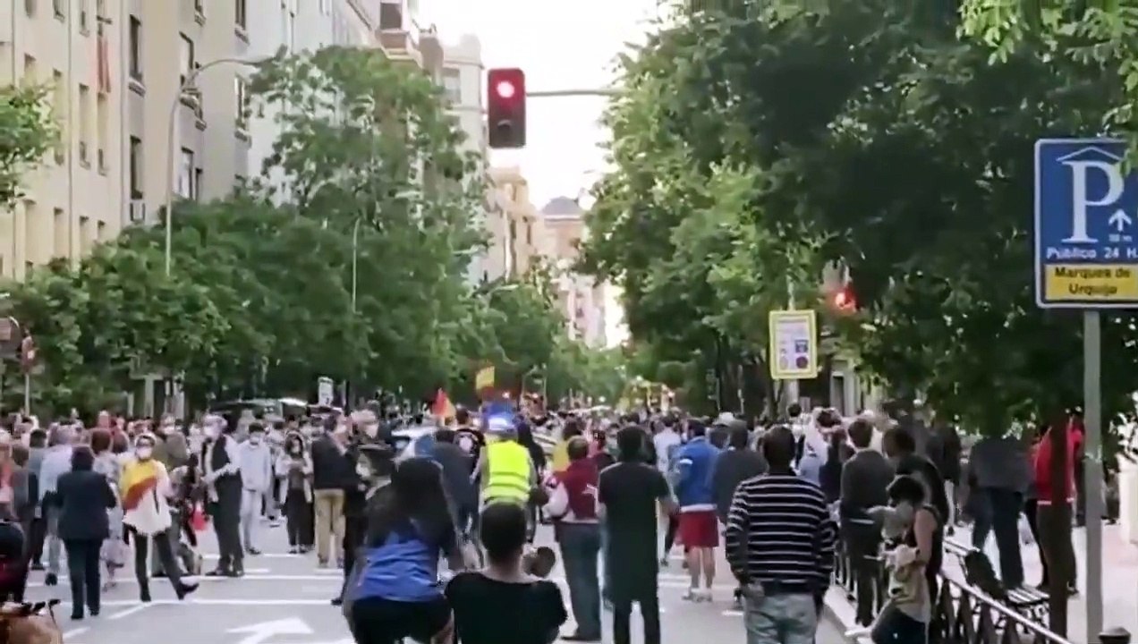 Cacerolada en Madrid -Calle Ferraz-, España pidiendo la dimisión de Sánchez y su Gobierno