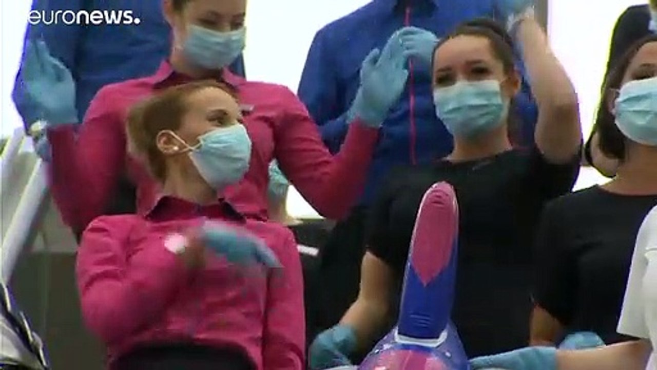 À terre, les hôtesses de l'air dansent : chorégraphie à l'aéroport de Budapest