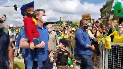 Bolsonaro vuelve a arengar acto cuando Brasil supera los 15.000 muertos por covid-19