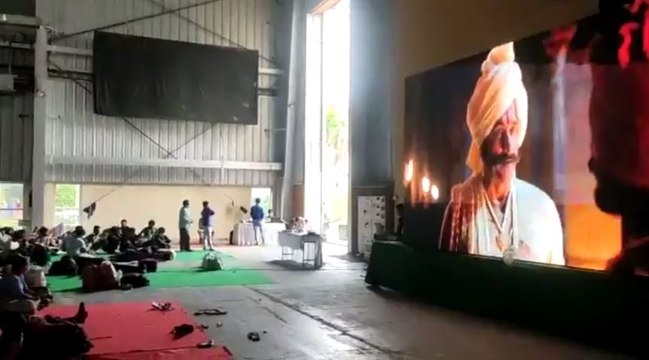 ಉತ್ತರ ಭಾರತದ ವಲಸೆ ಕಾರ್ಮಿಕರಿಗೆ ರೈಲ್ವೆ ನಿಲ್ದಾಣದಲ್ಲಿ ಫುಲ್ ಮನೋರಂಜನೆ | Migrant worker