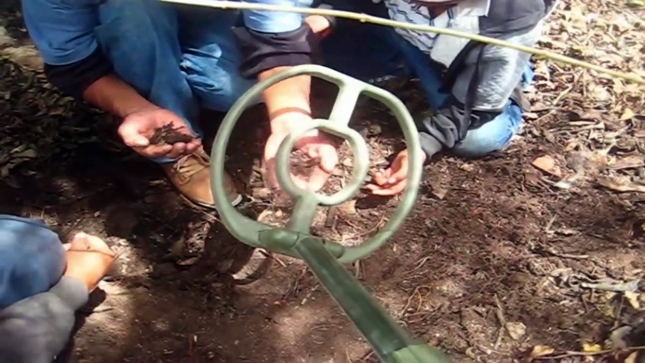 BUSQUEDA DE RELIQUIAS  EN CONSTRUCCION ANTIGUA CON EL GARRETT ATX
